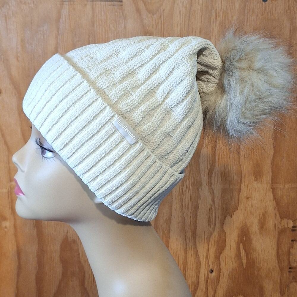 Lululemon Cable Knit Pom Beanie Women's OSFM Cream Outdoor Gorpcore Cozycore - Picture 3 of 9